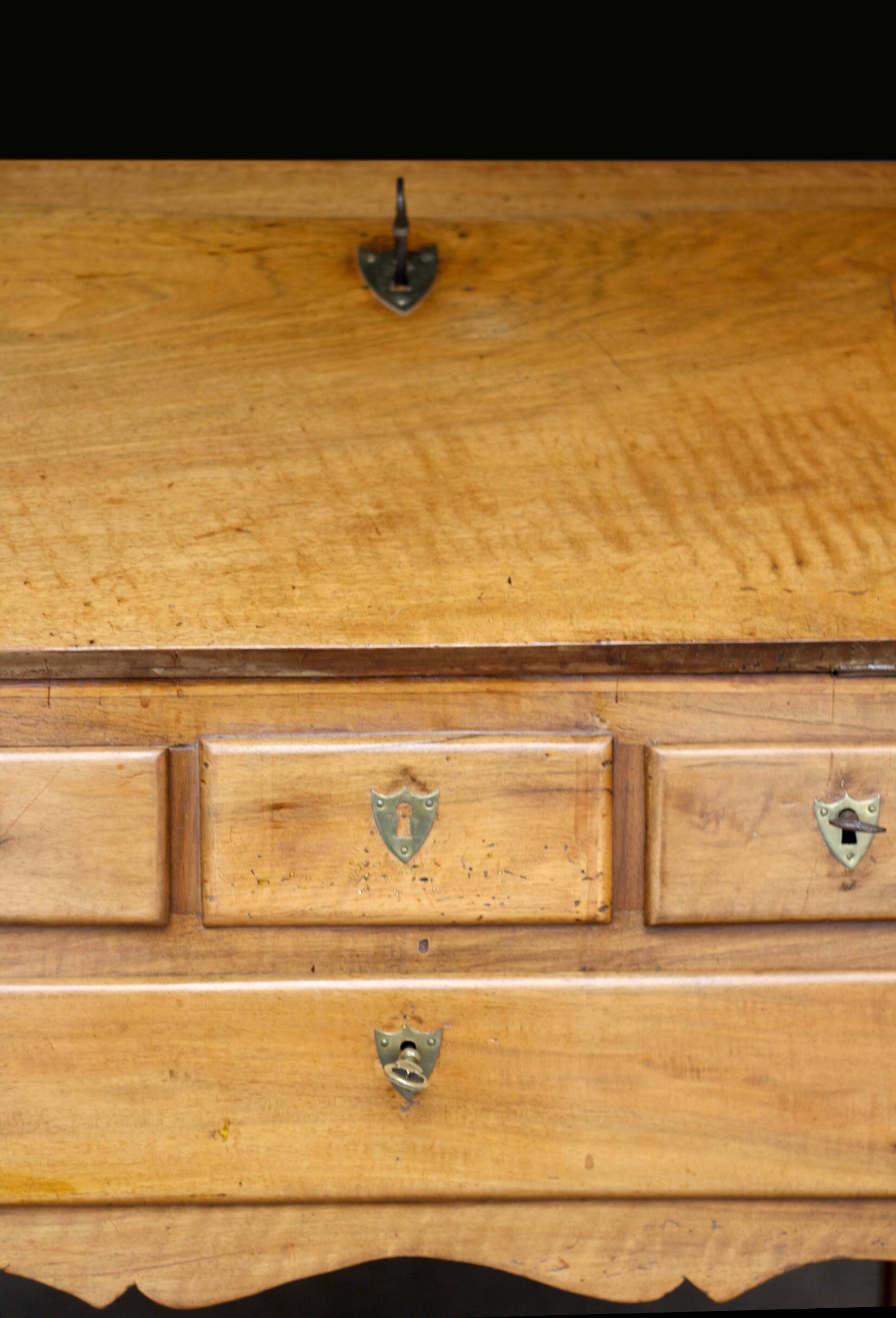 Adorable petit bureau estampillé rené boutin (18e siècle). tiroir secret
