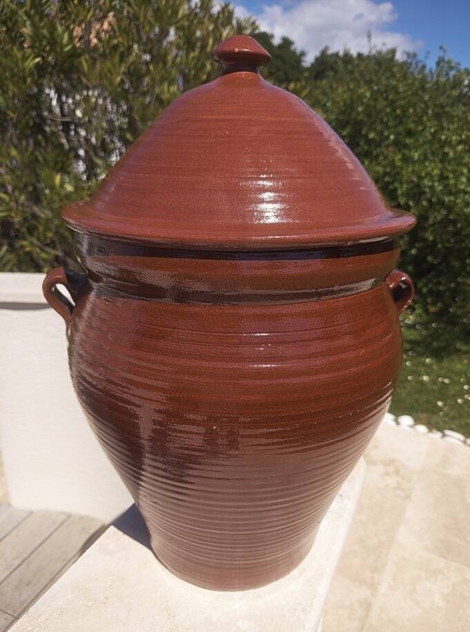 Large glazed terracotta jar, cognac colour with its lid.