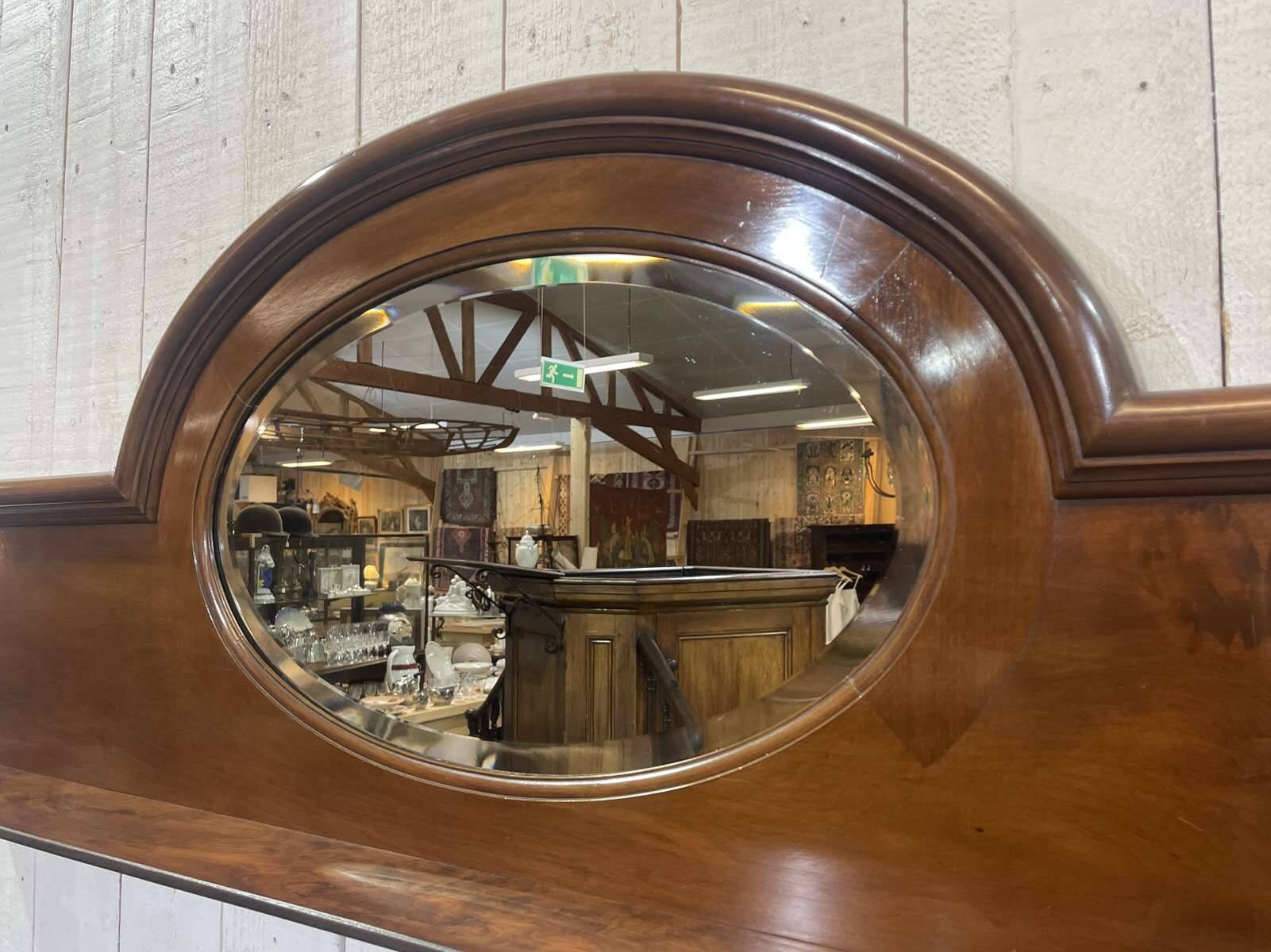English mahogany shelf with its bevelled mirror from the early 20th century.