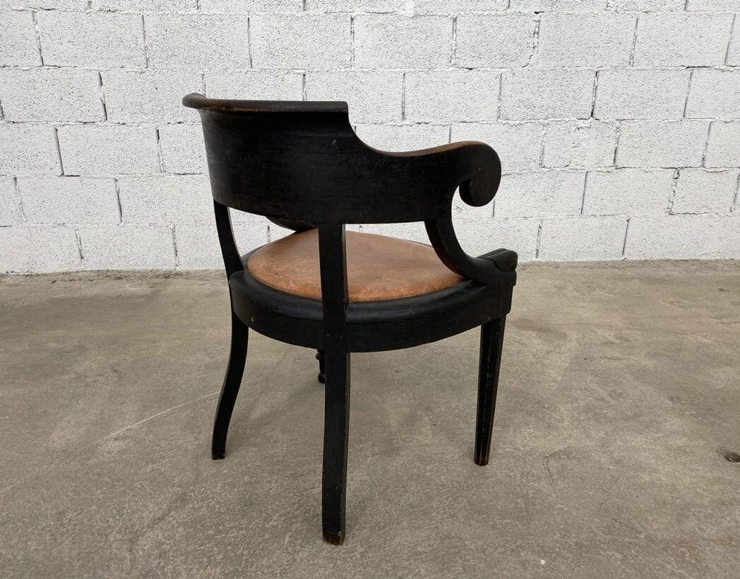 Fauteuil Louis Philippe en bois noir et cuir cognac