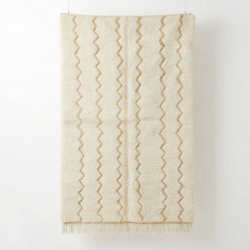 White Moroccan rug in wool with yellow zigzag 150x250 cm