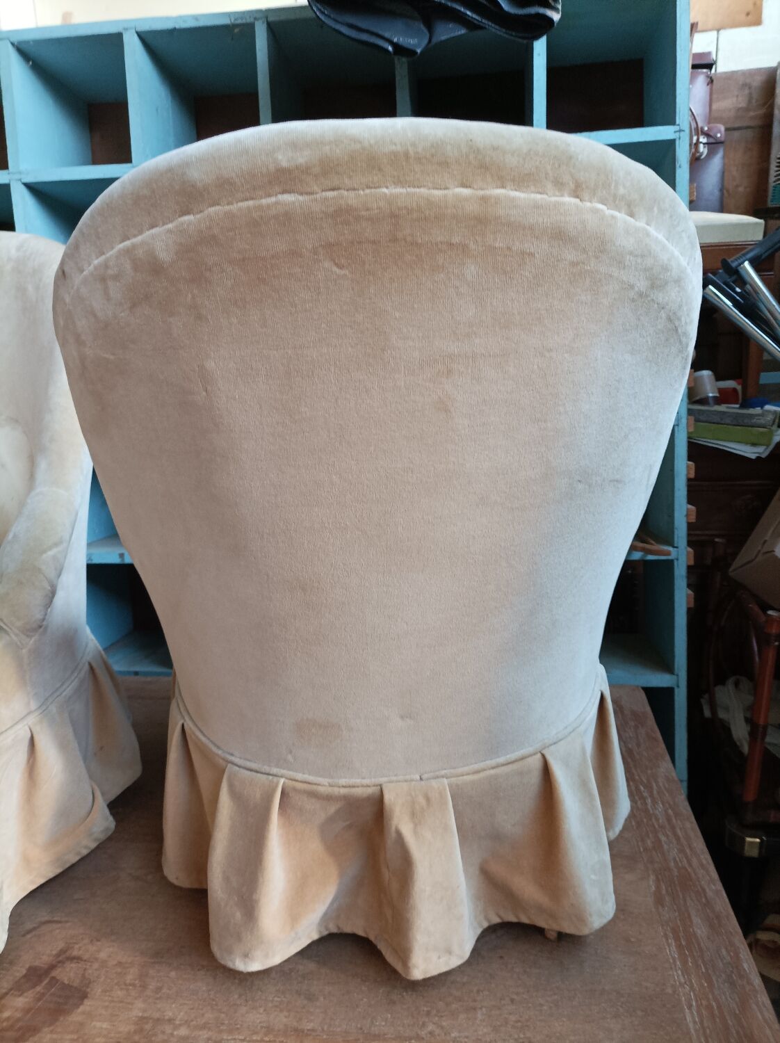 Pair of chair toad old foot black turns turns