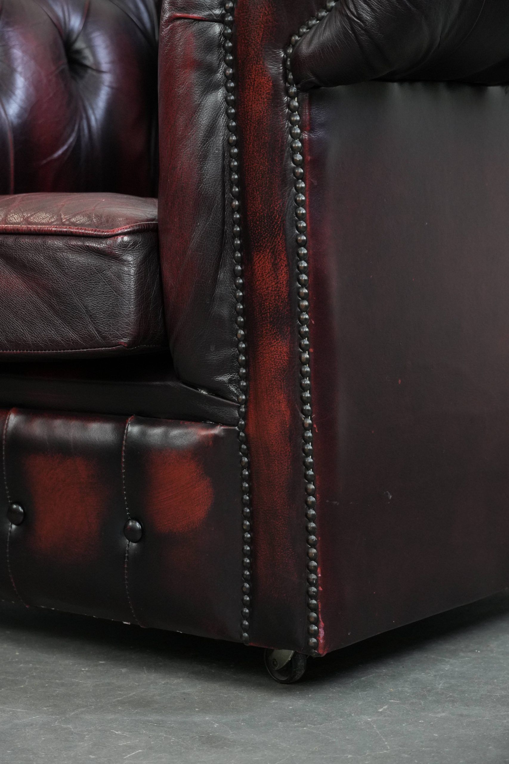 Cowhide leather English chesterfield armchair on wheels