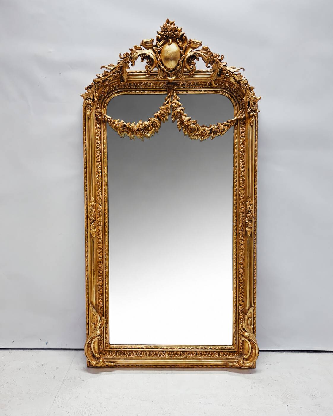 Miroir baroque doré avec guirlande de fleurs