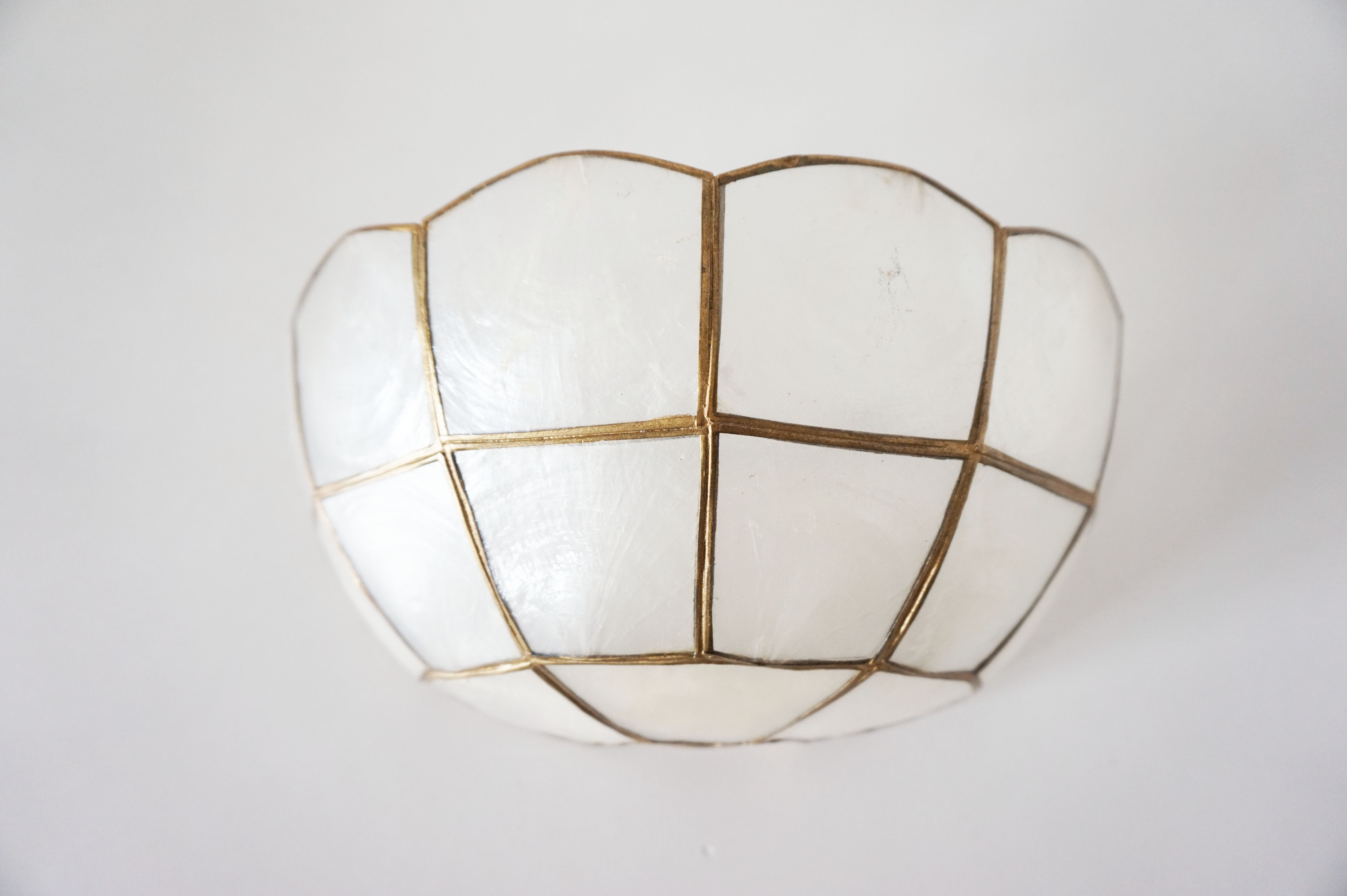 Mother-of-pearl shell shape wall lamp