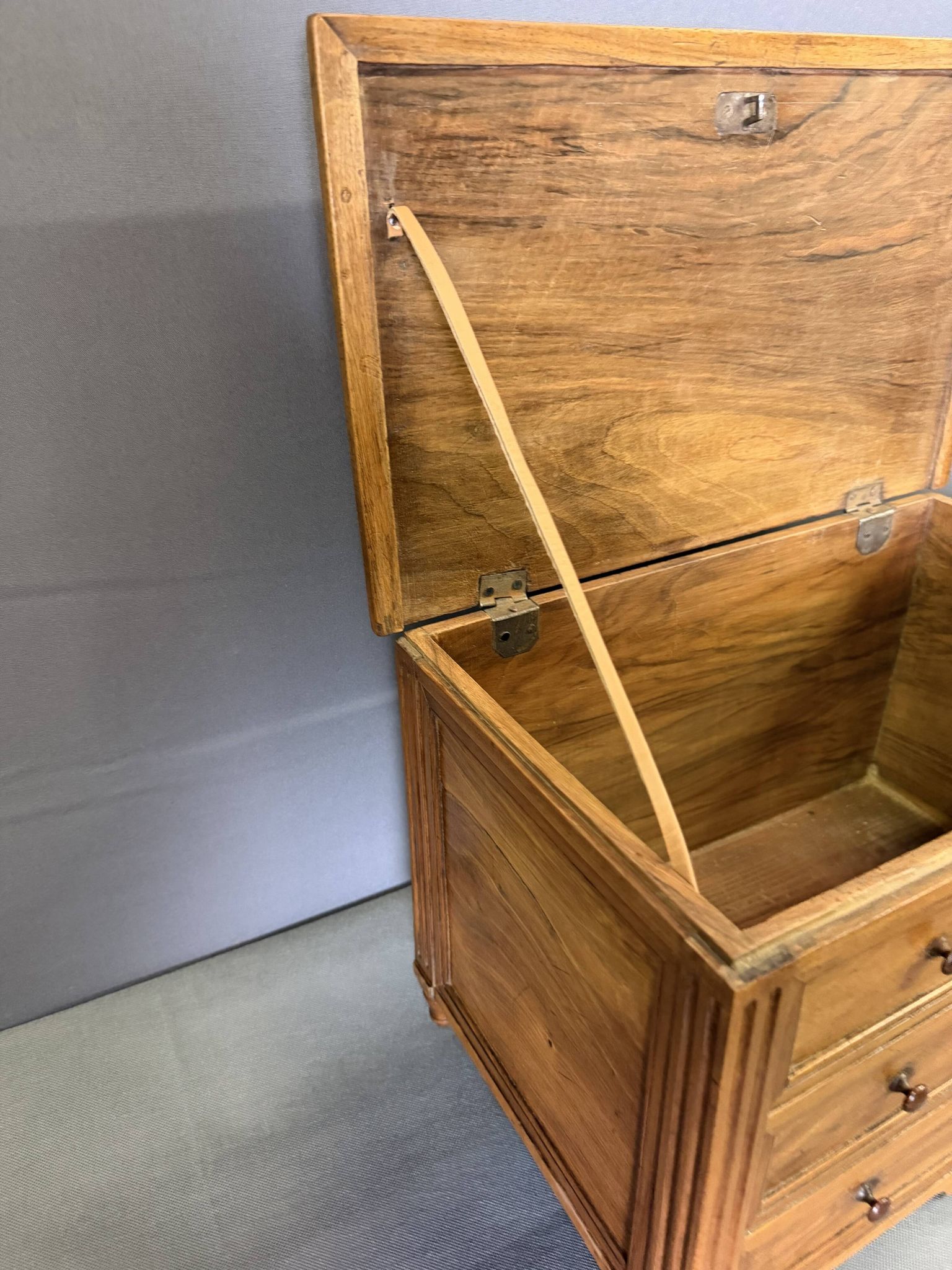 Commode Coffre de Maîtrise Louis XVI en Noyer