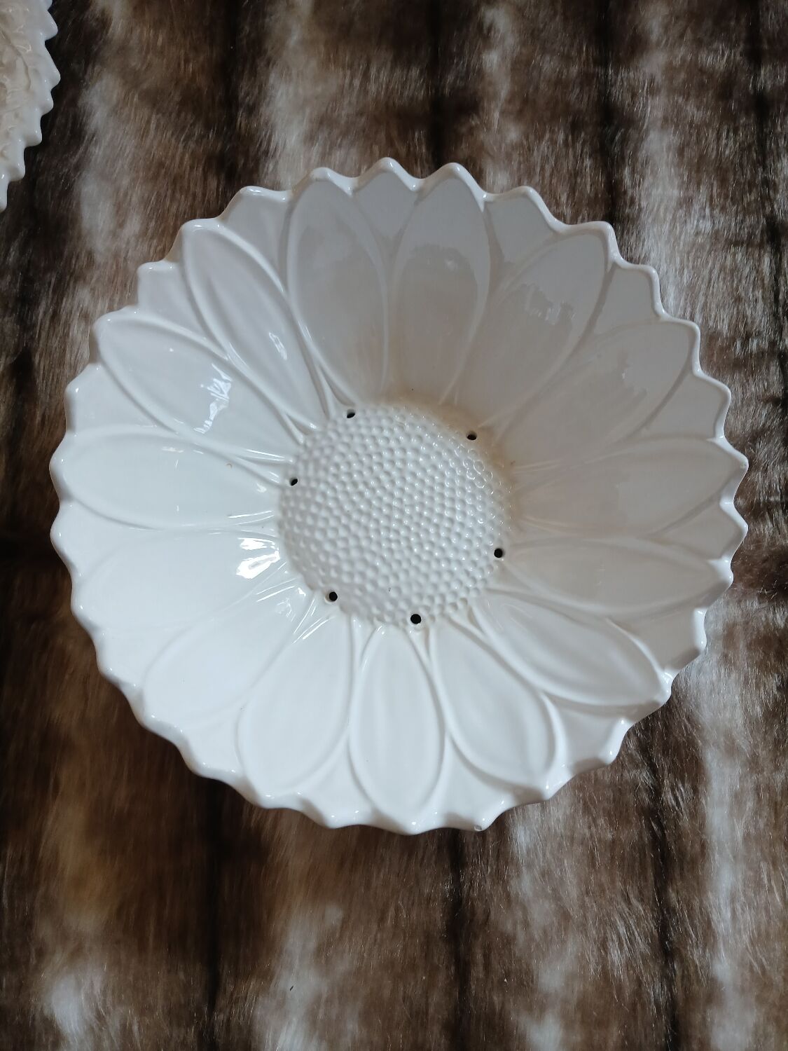 Plate + fruit drainer in earthenware