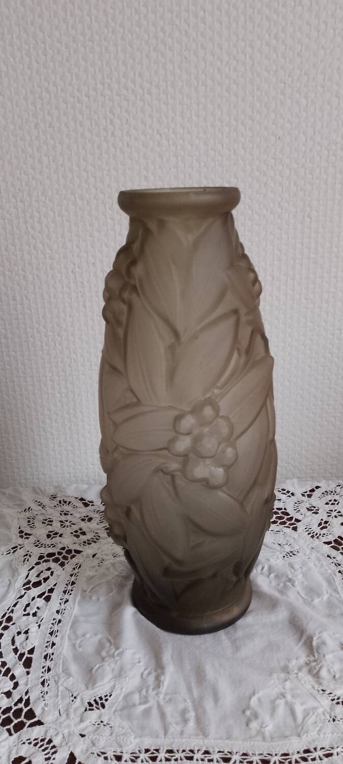 Espaivet vase "foliage and berries" art deco.