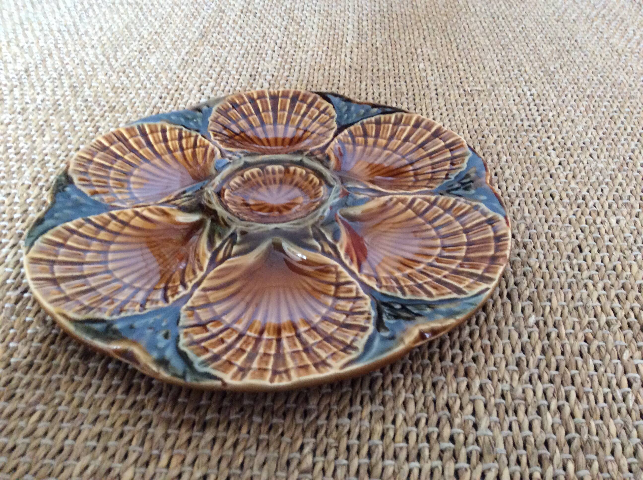 Oyster barbotine plate