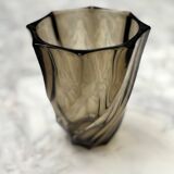 Petit vase en verre torsadé marron fonçé translucide