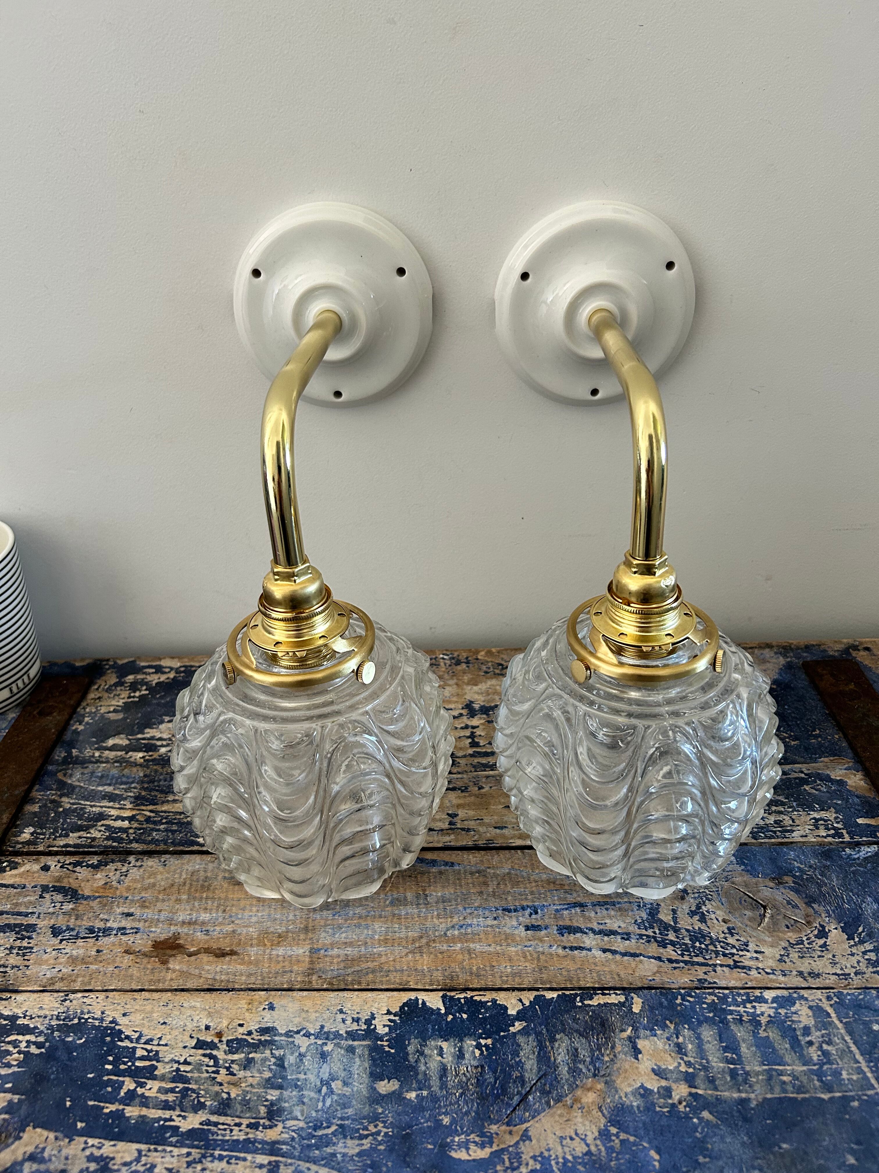Paire d’appliques murales en verre ciselé