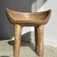 Chaise quadripode assise ronde à petit dossier en manguier naturel monoxyle