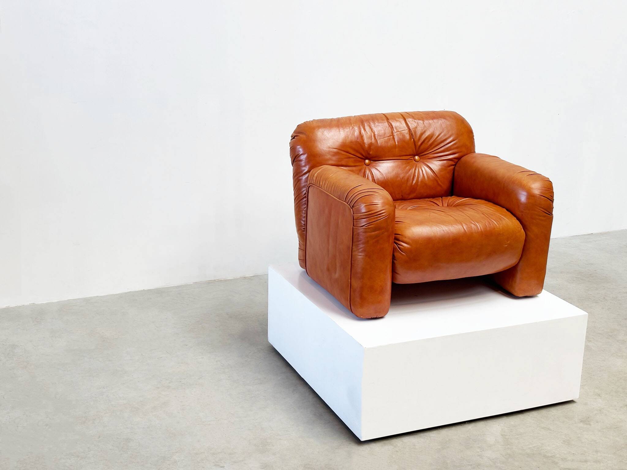 Comfortable Italian lounge chair