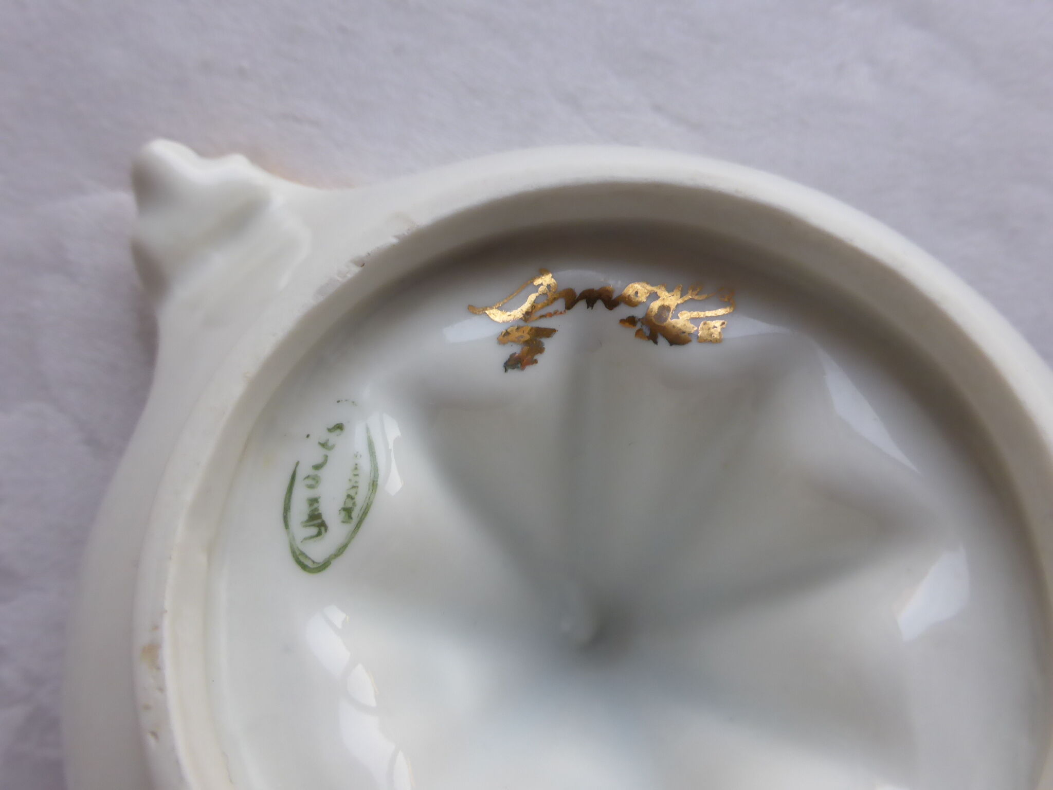 Presse-citron ancien en porcelaine de Limoges blanc et doré