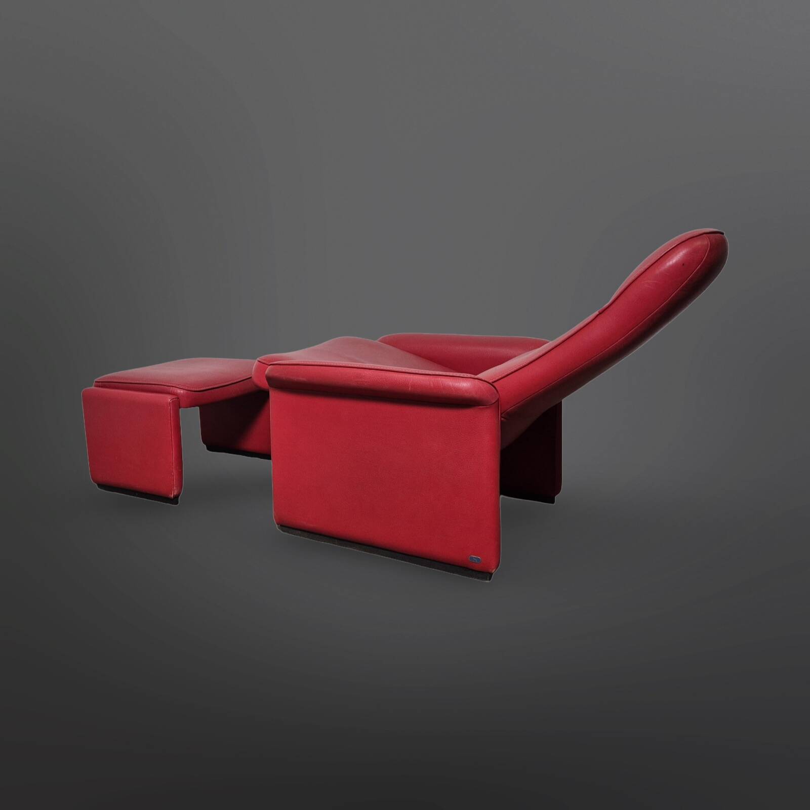 Desede DS50 avec pouf en cuir rouge, Suisse années 1980.