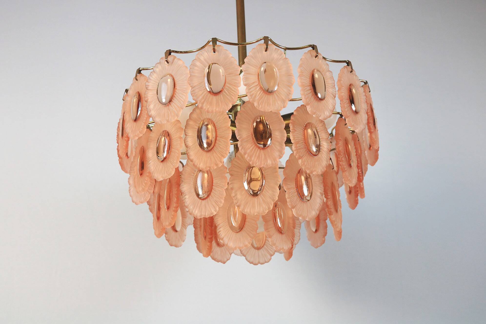 Chandelier vintage des années 70 avec 51 médaillons en verre rose, 37 cm