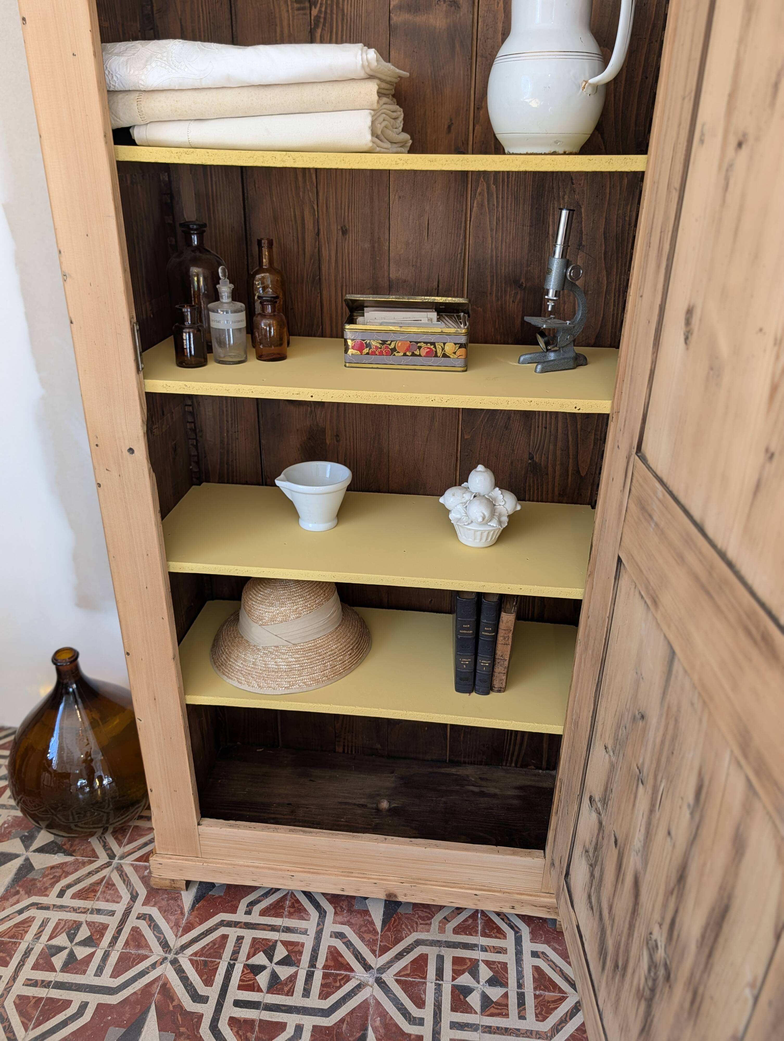Bonnetière ancienne en pin décapé