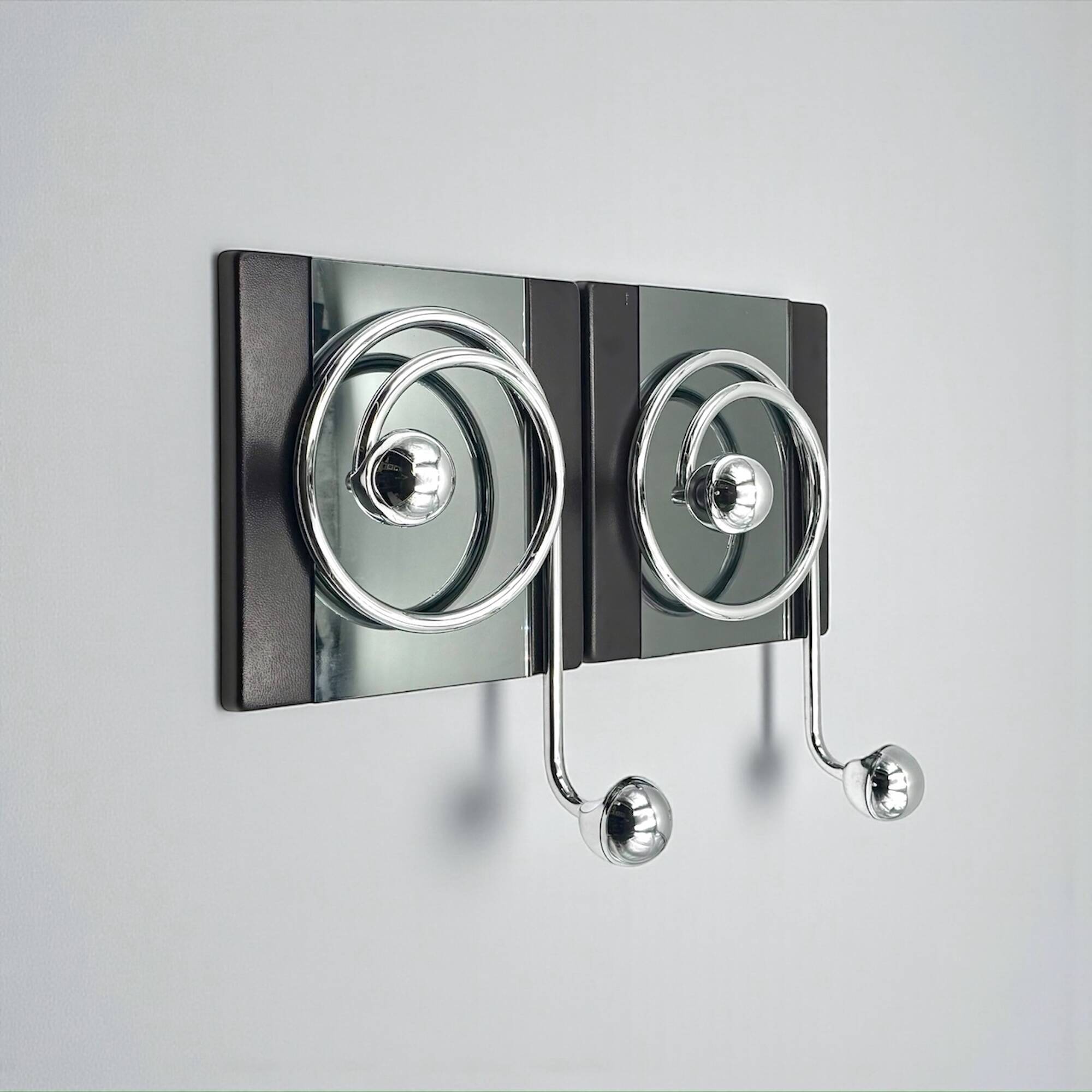 Paire de patères Space Age italiennes avec miroir Goffredo Reggiani des années.