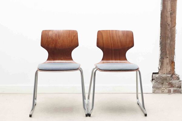 Chaise Flötotto traîneau coque cintrée chêne et chrome