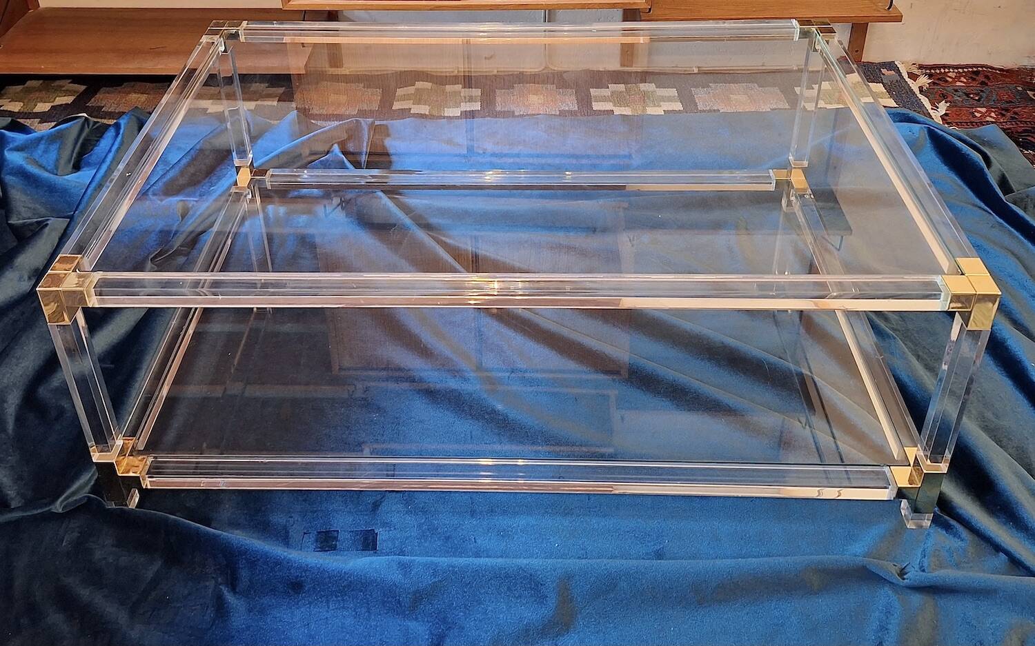 Large Italian 2-level coffee table in lucite, glass and gilt brass, 1970-80