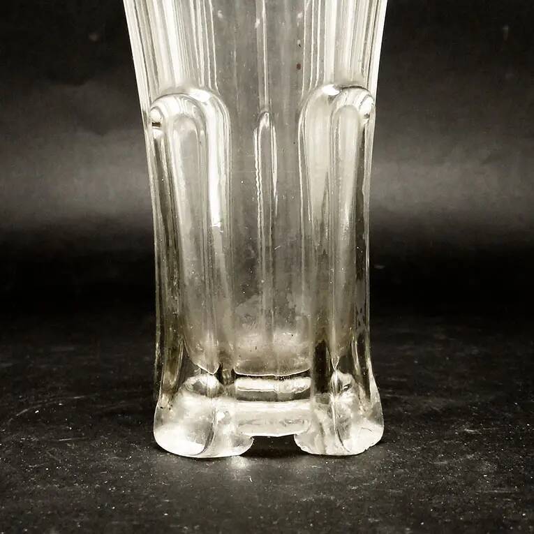 Vase, moderne du milieu du siècle, en verre rosaline pressé, Pologne, années 1950