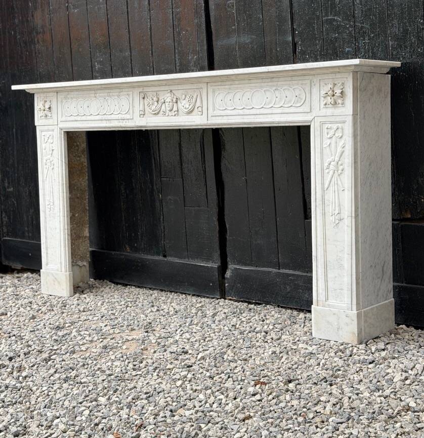 Louis XVI fireplace in Carrara marble, 18th century