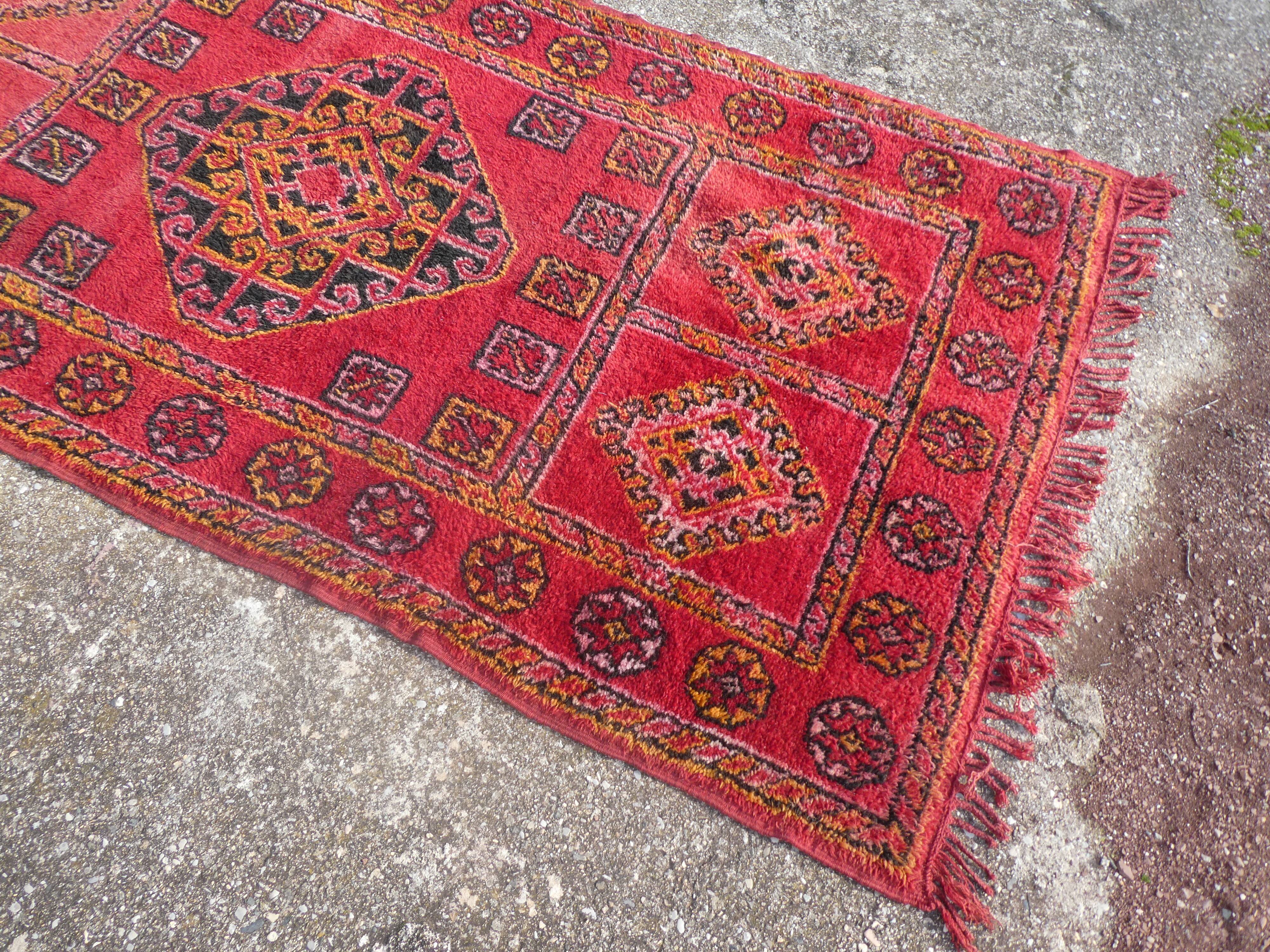 Tapis berbère marocain vintage Boujaad de Khenifra 250x120 cm