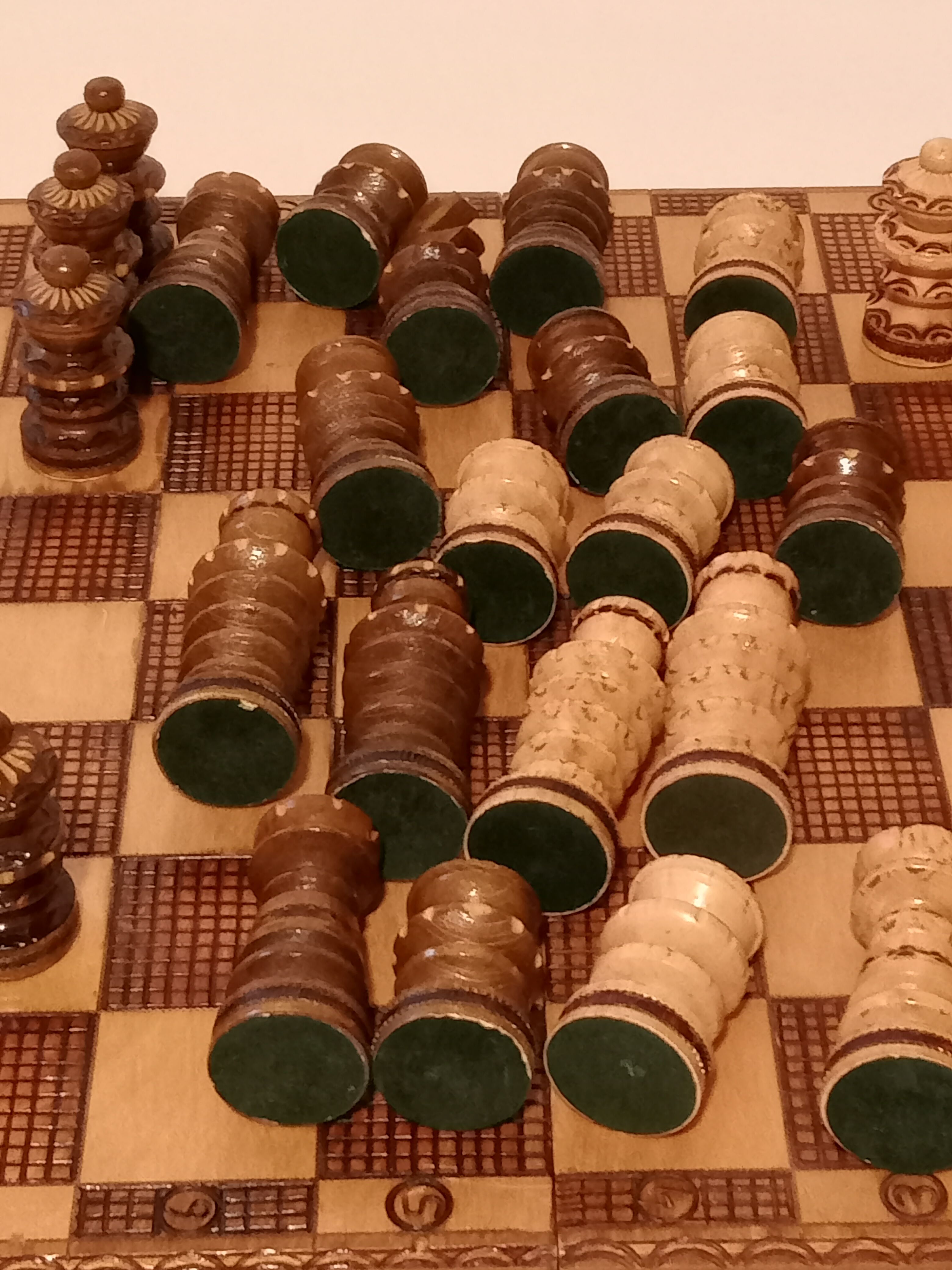 Échiquier ancien et son jeu d'échecs années 1880