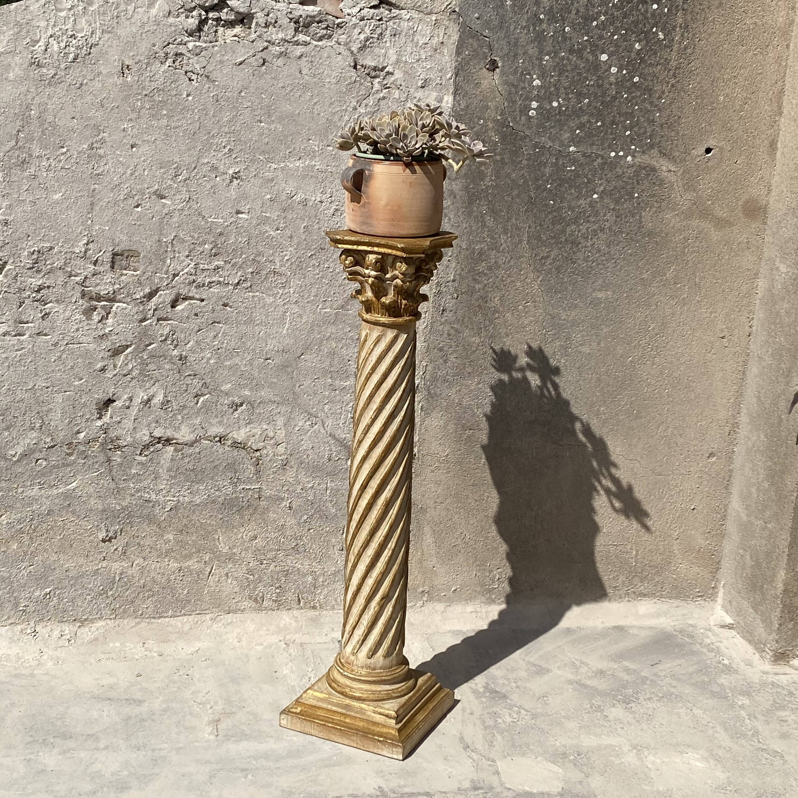 Wooden column in Corinthian style with gilding.