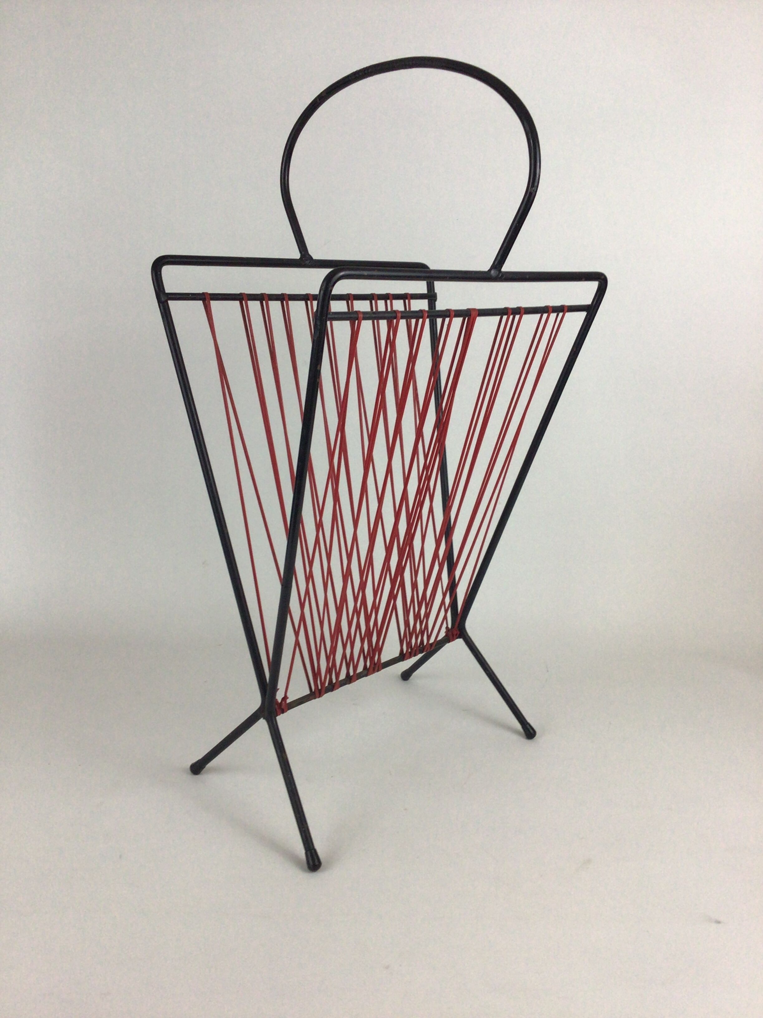 Metal and scoubidous magazine door