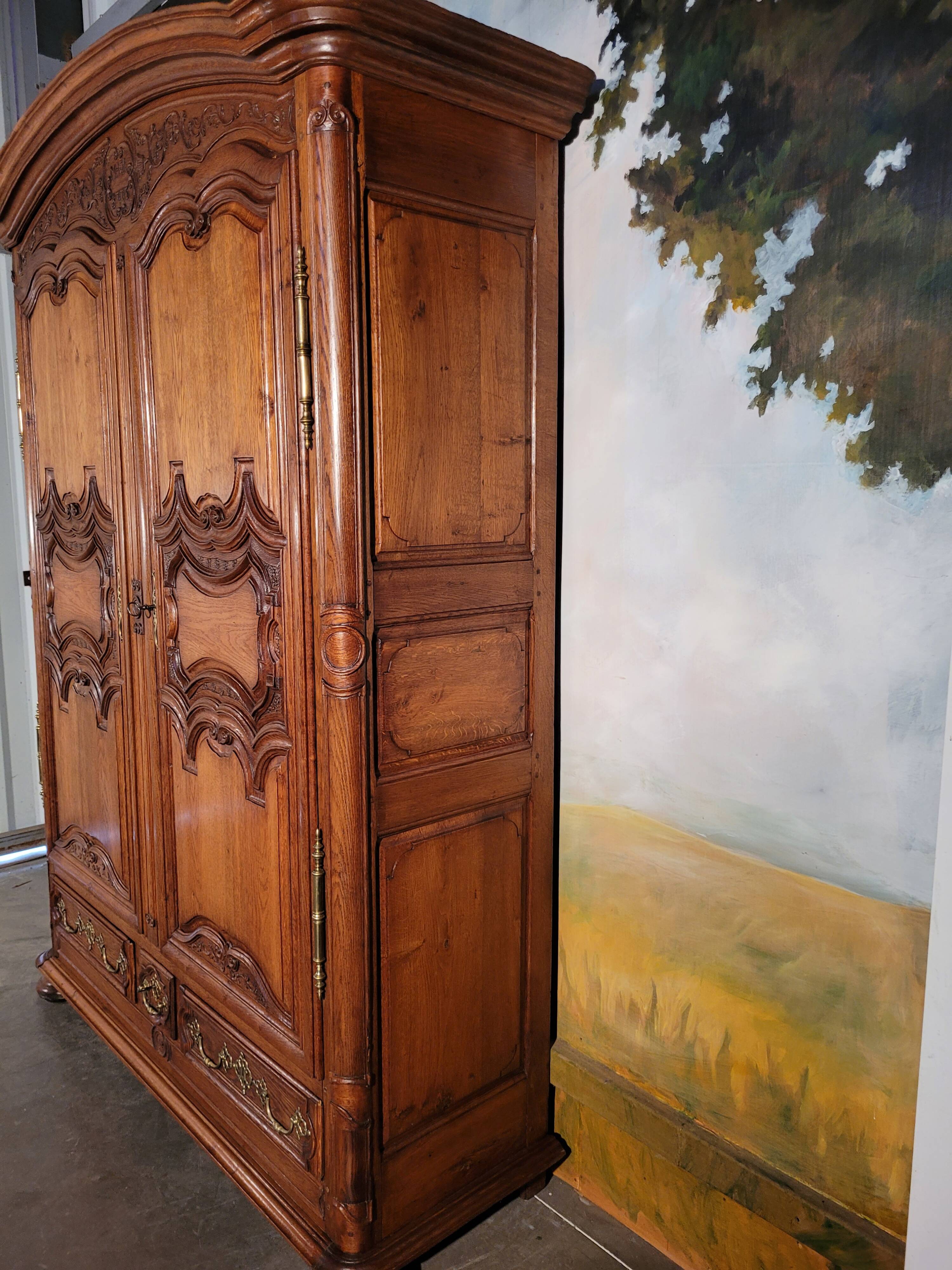 Armoire époque Louis XIV en chêne sculptée