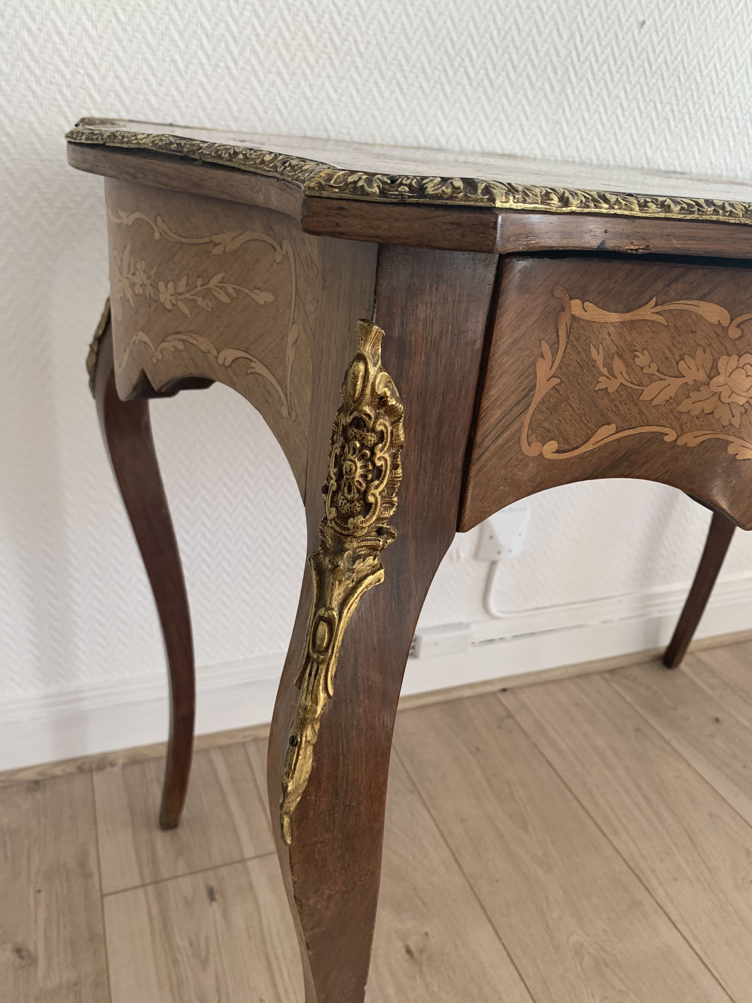 Table d'appoint vintage bois marqueté et laiton