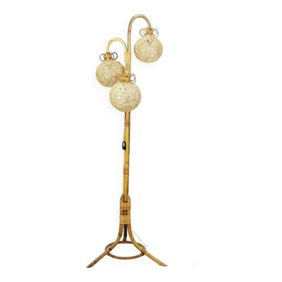 Rare lampe sur pied trépied en bambou rattan des années 50 époque tiki hawaïenne avec 3 abat-jours.