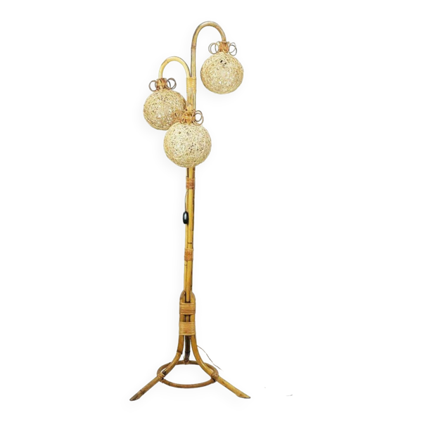 Rare lampe sur pied trépied en bambou rattan des années 50 époque tiki hawaïenne avec 3 abat-jours.
