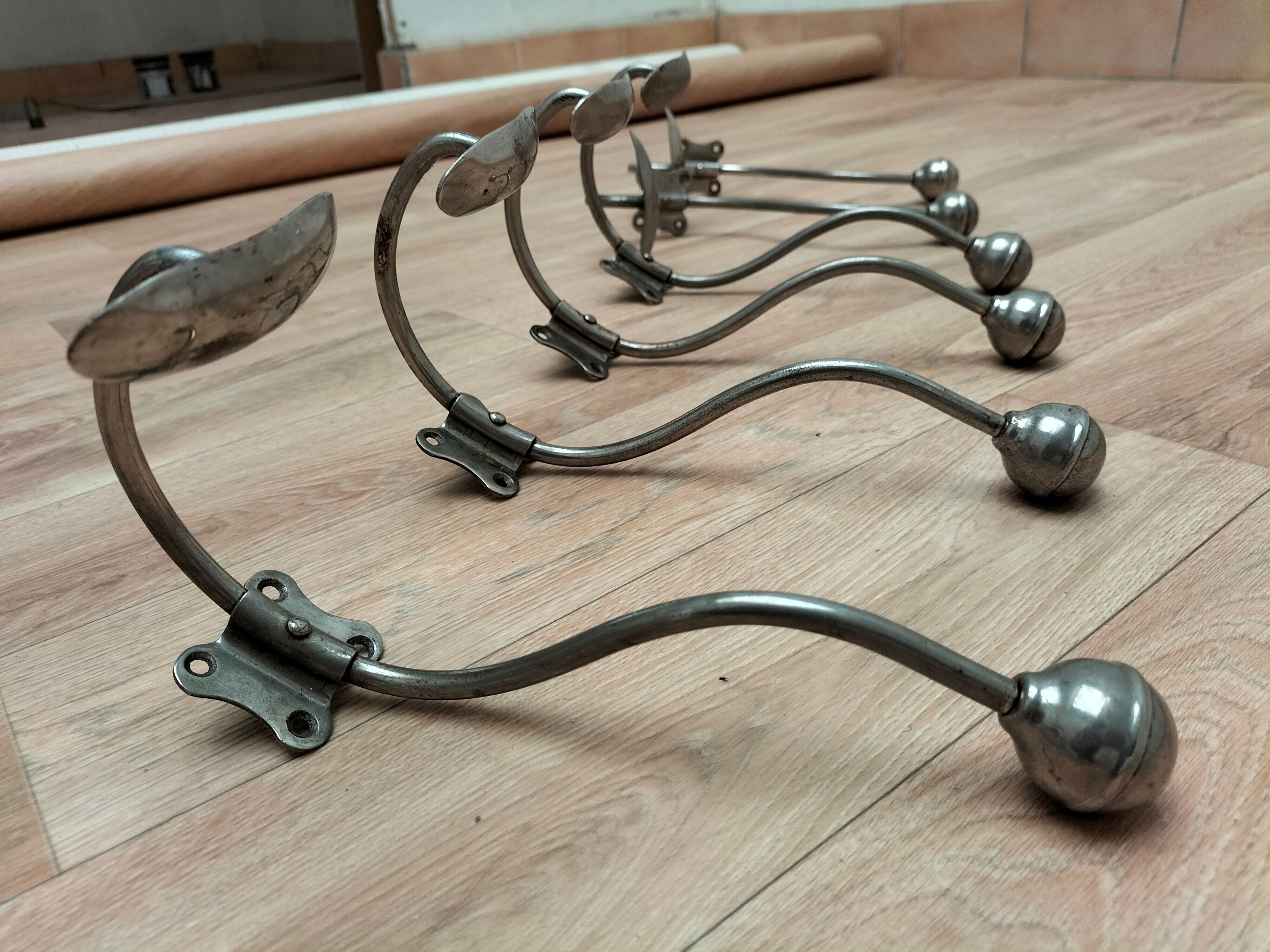 Series of 6 hooks