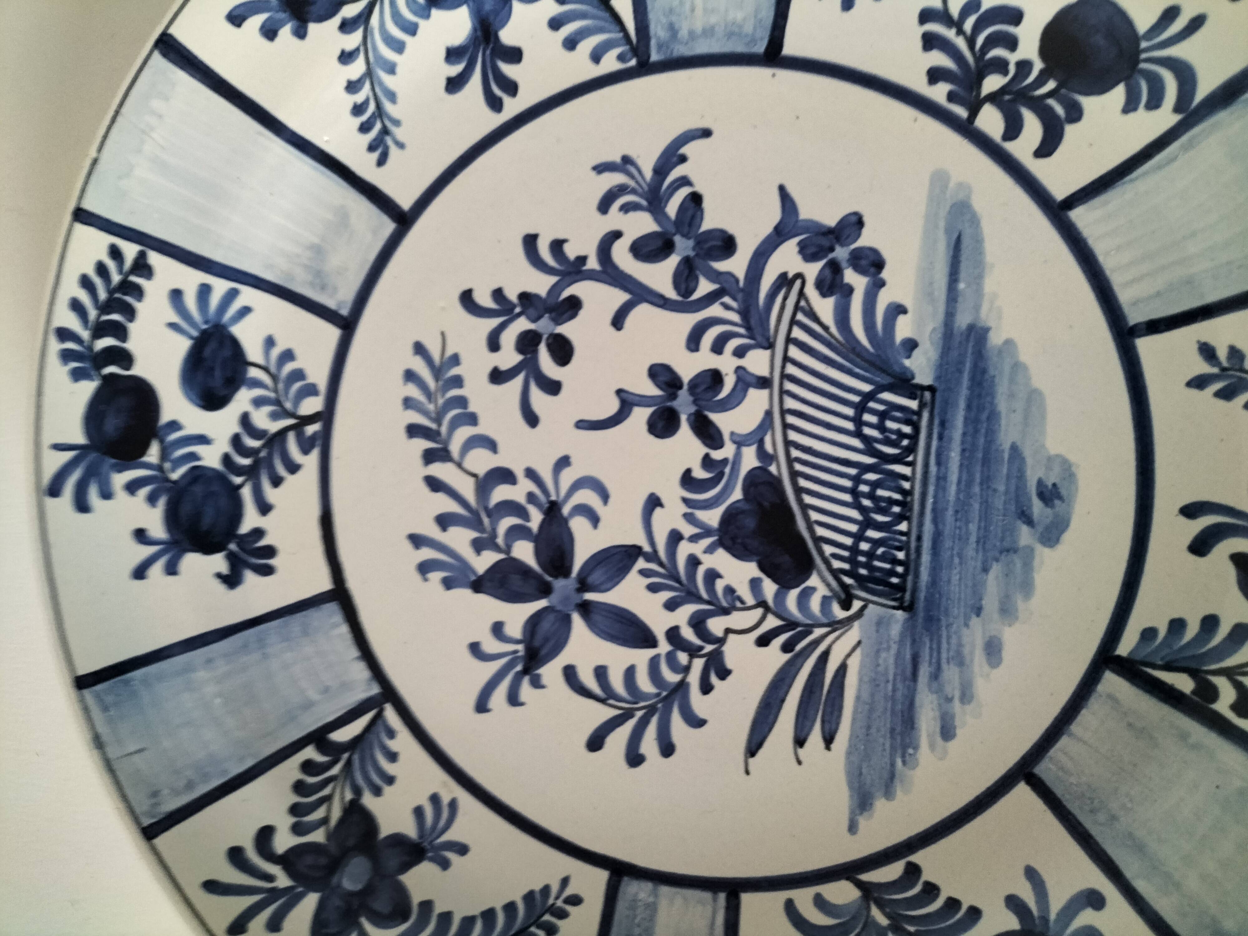 Assiette en faïence peinte à la main