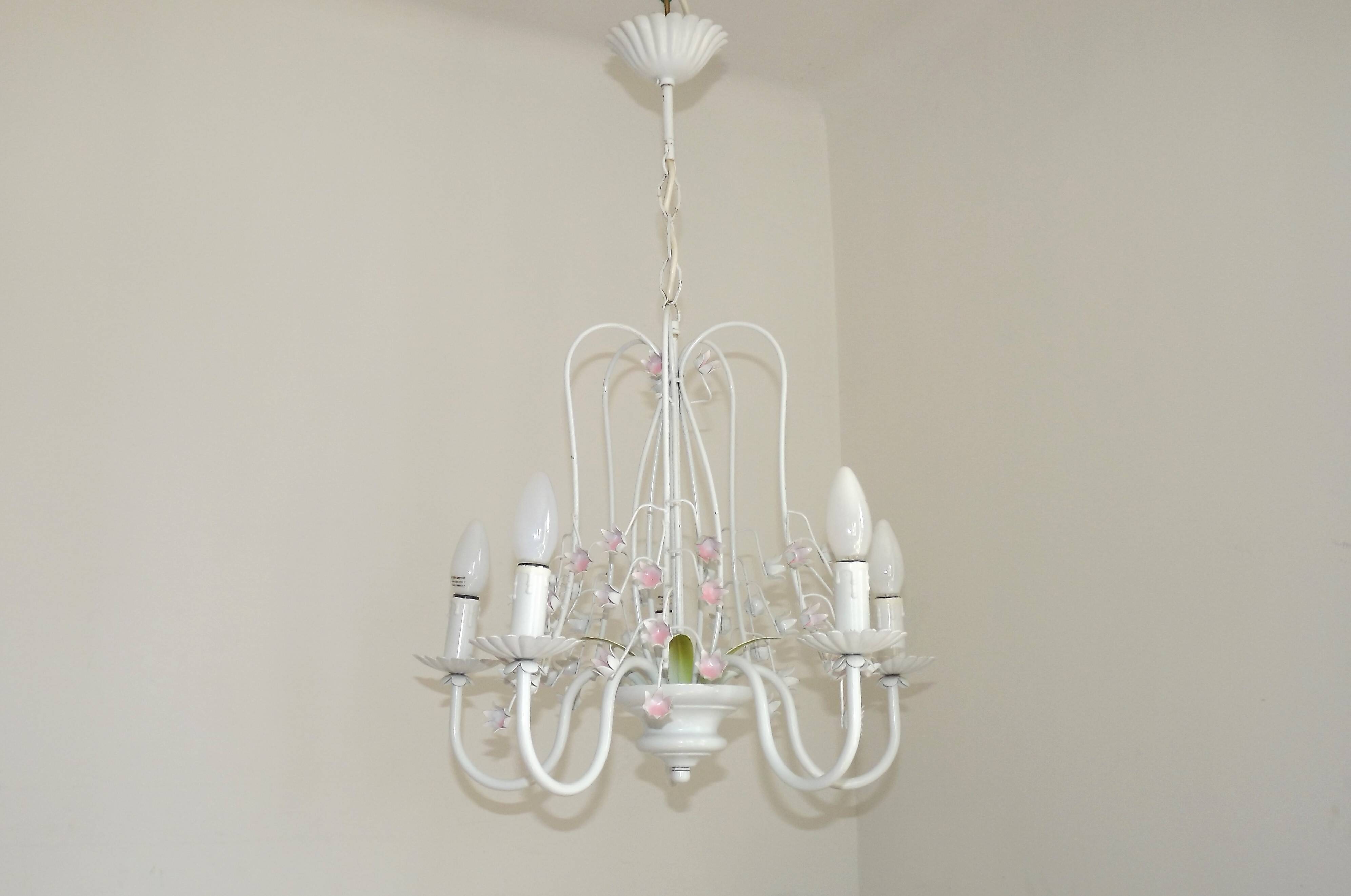 Chandelier vintage en métal blanc à 5 lumières avec des fleurs de glycine roses.