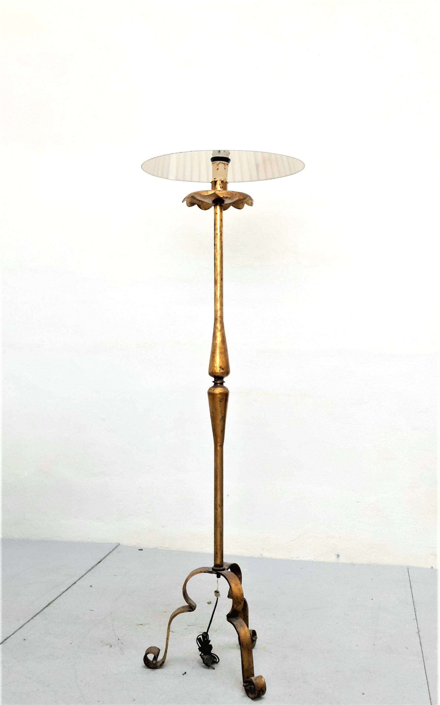 French work from the 1930s Wrought iron floor lamp decorated with gold leaf H. 160 cm