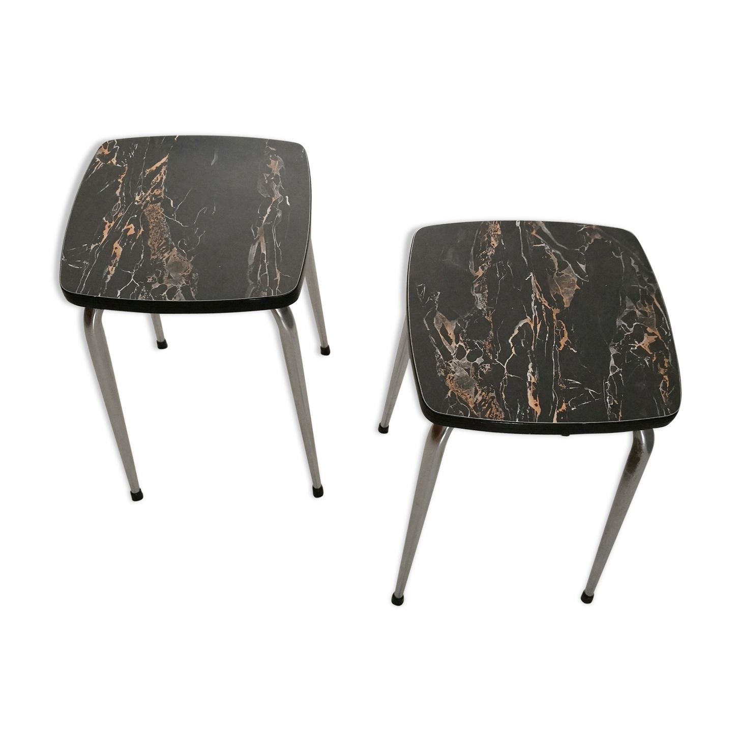 Deux tabourets en formica noir effet marbré