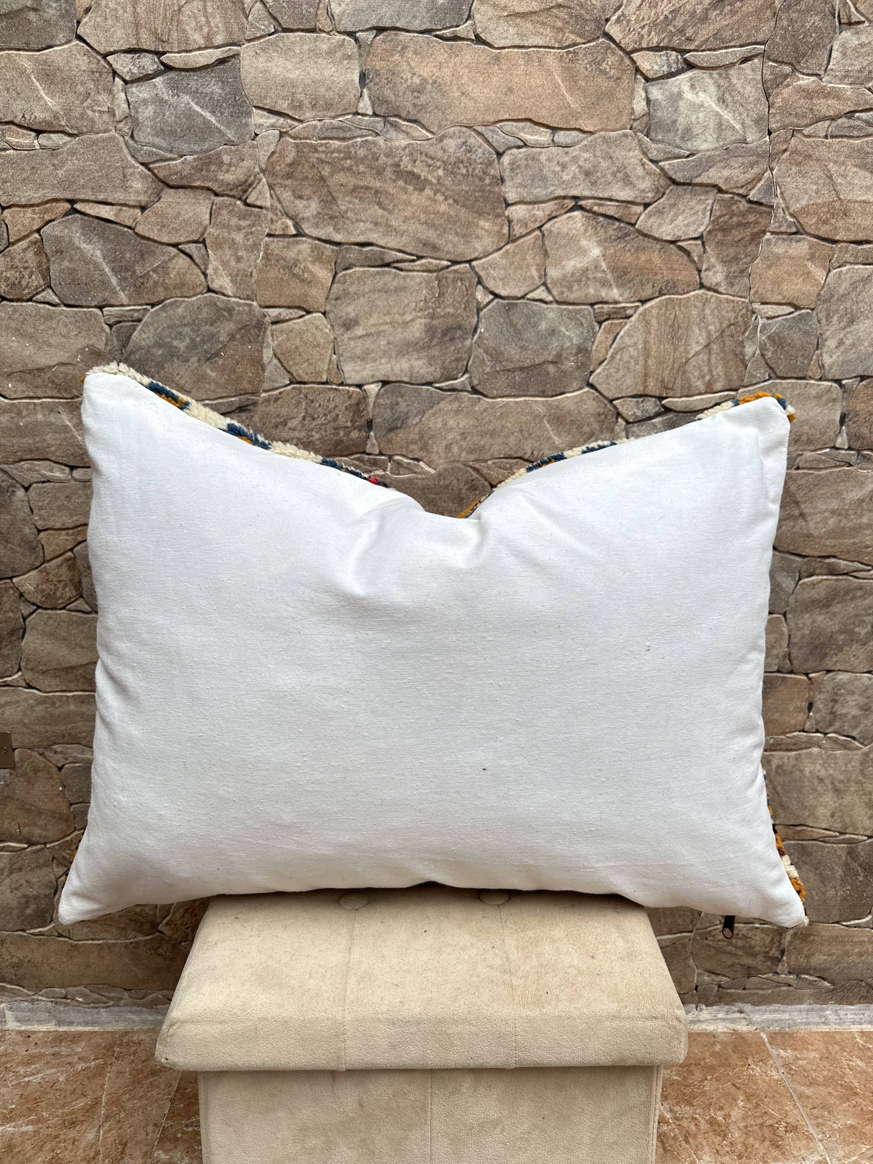 Vintage cushion cover in Berber kilim: Moroccan wool cushion.