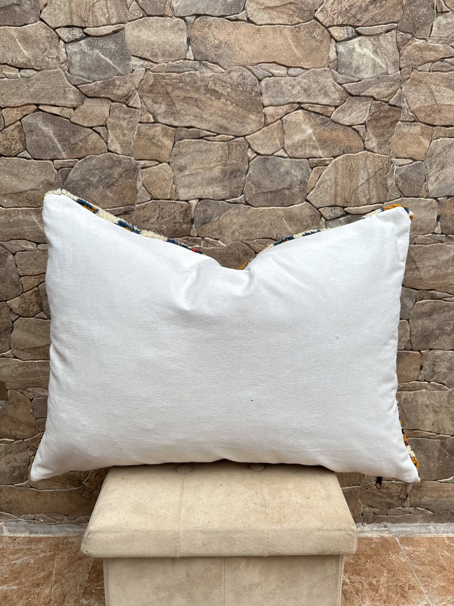 Vintage cushion cover in Berber kilim: Moroccan wool cushion.