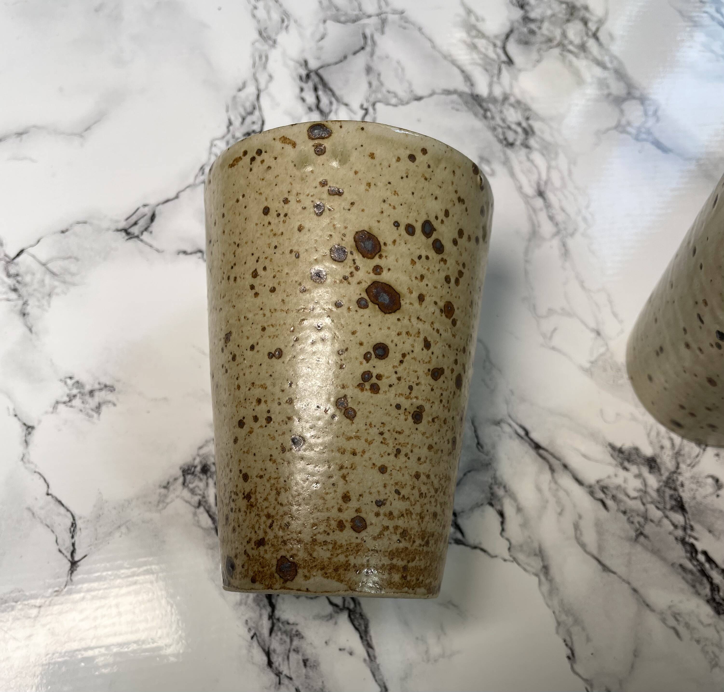 Beige pyrite stoneware mugs