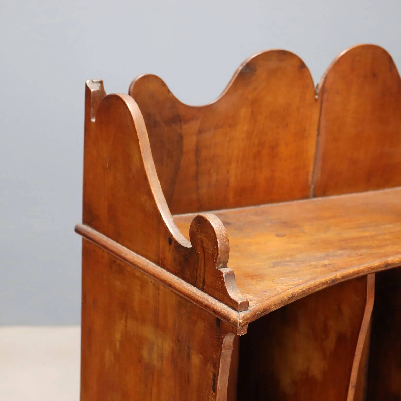 Small portable antique library in carved walnut, 19th century.