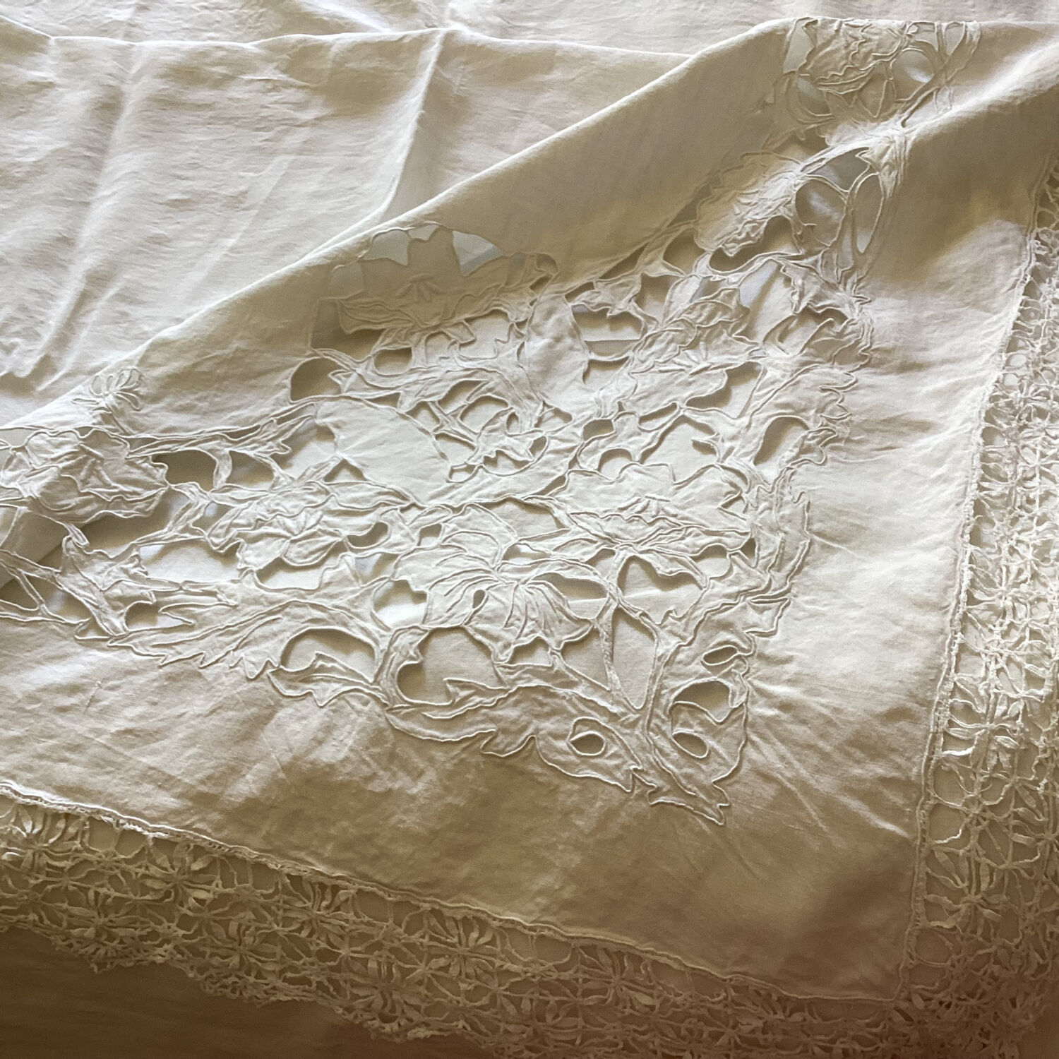 Ancien drap brodé monogramme CA