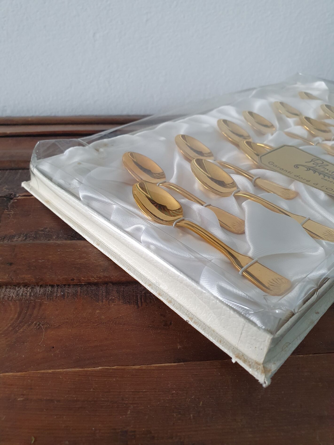 12 small spoonfuls a mocha in golden metal