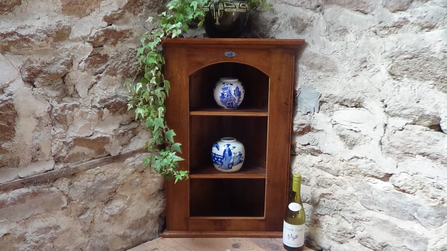 Corner cabinet