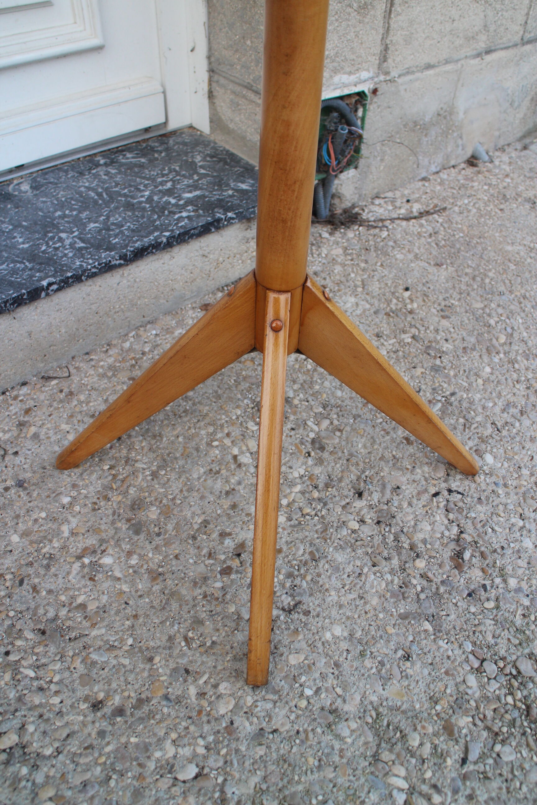 Parrot coat rack with compass feet