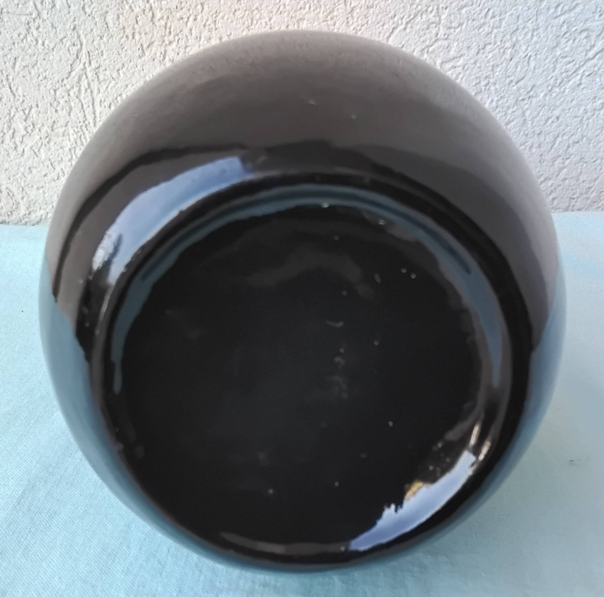 Vase en bois laqué