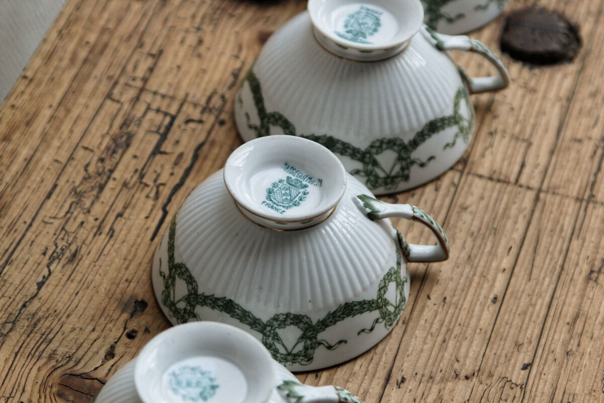 Set of cups and saucers, Sarreguemines porcelain, decoration "laurels"