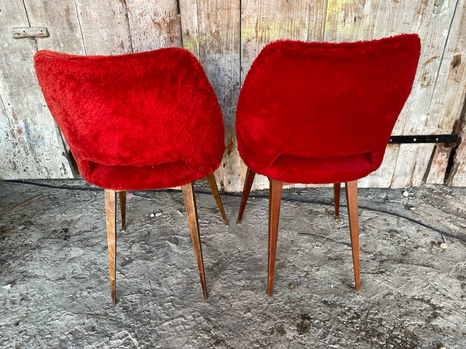 Paire de chaises Achille Decommere en fausse fourrure rouge et pieds compas en bois